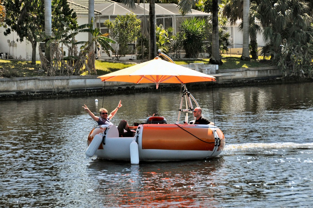 bbq-donut-boat-at-fort-lauderdale-international-boat-show-2015-bbq-donut-sales-llc-1146-publicity-picture-bbq-boat