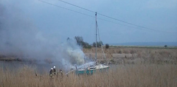 barca incendiata cavi polonia 01