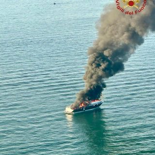 Barca in fiamme al largo di Jesolo, nessun ferito