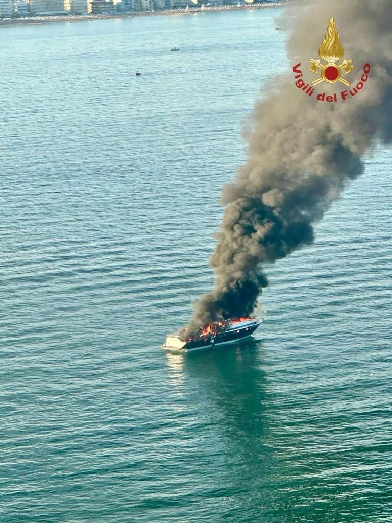 Barca in fiamme al largo di Jesolo, nessun ferito